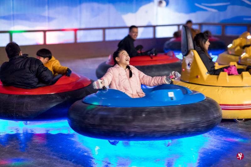 刺激好玩的冰上碰碰车。(雪城提供) 刺激好玩的冰上碰碰车。(雪城提供)