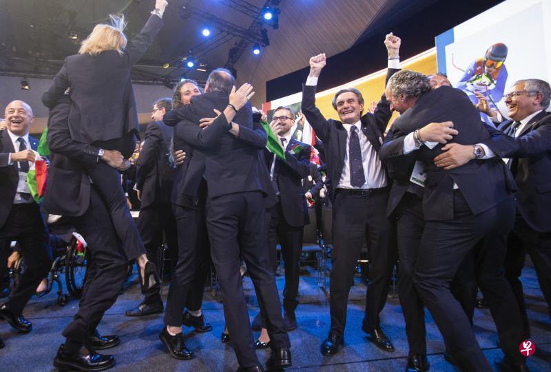 米兰和科尔蒂纳丹佩佐赢得主办权后,意大利申办代表团团员相互拥抱庆祝。(新华社) 米兰和科尔蒂纳丹佩佐赢得主办权后,意大利申办代表团团员相互拥抱庆祝。(新华社)