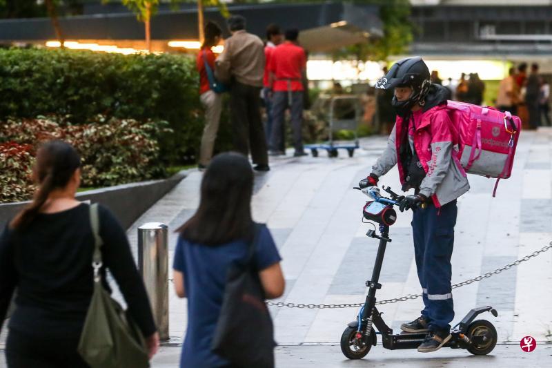 目前本地两家大型送餐业者Deliveroo和GrabFood已为送餐员购买第三方责任保险,据了解,Foodpanda也有意这么做。(档案照片) 目前本地两家大型送餐业者Deliveroo和GrabFood已为送餐员购买第三方责任保险,据了解,Foodpanda也有意这么做。(档案照片)