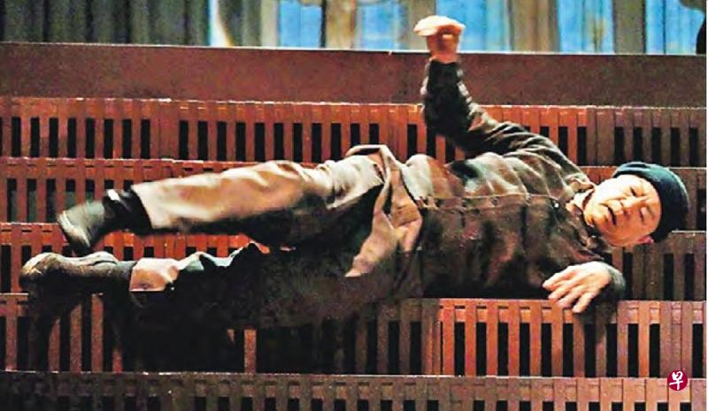 现年72岁的狄龙加插滚下楼梯的戏分。(互联网) 现年72岁的狄龙加插滚下楼梯的戏分。(互联网)