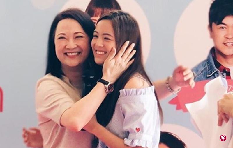 郑颖于母亲节在IG上载与洪慧芳合照。(档案照) 郑颖于母亲节在IG上载与洪慧芳合照。(档案照)
