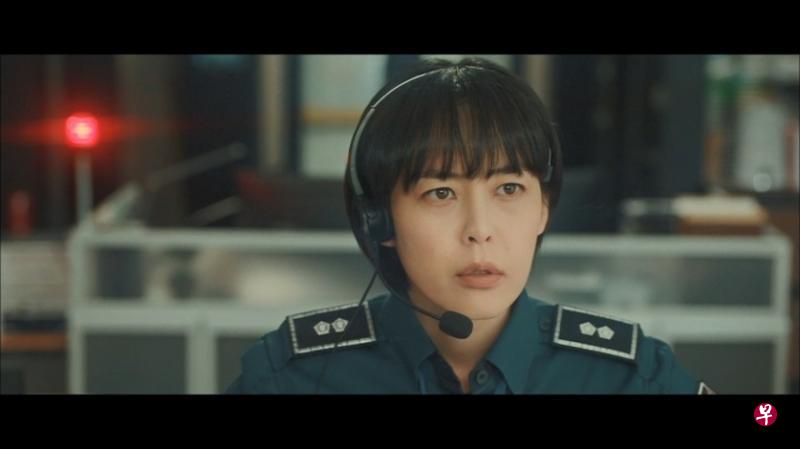 李荷娜在“Voice”系列饰演112举报中心主任姜权酒。(Viu提供) 李荷娜在“Voice”系列饰演112举报中心主任姜权酒。(Viu提供)