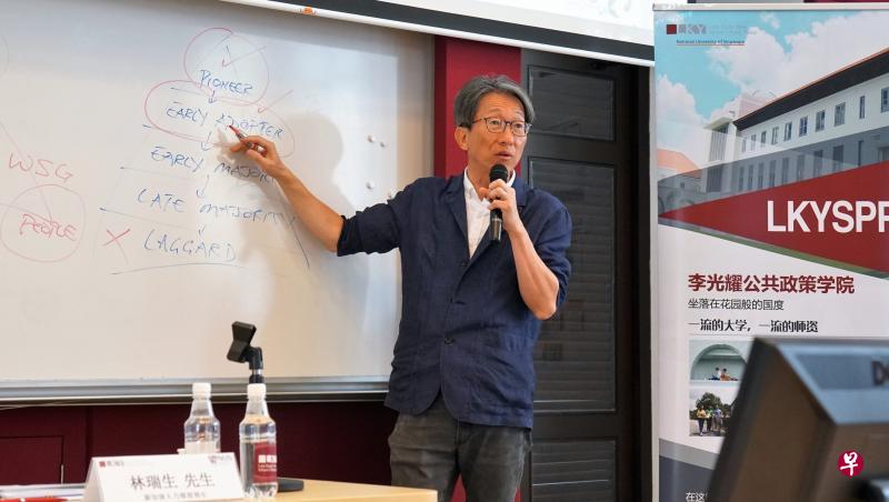 林瑞生卸下部长职务后到新加坡国立大学李光耀政策学院和国大管理学院联办的高级公共行政与管理硕士学位课程,客串当讲师。图为他本月17日讲课的情况。他将于7月1日到南大当客座教授。(李光耀政策学院提供) 林瑞生卸下部长职务后到新加坡国立大学李光耀政策学院和国大管理学院联办的高级公共行政与管理硕士学位课程,客串当讲师。图为他本月17日讲课的情况。他将于7月1日到南大当客座教授。(李光耀政策学院提供)