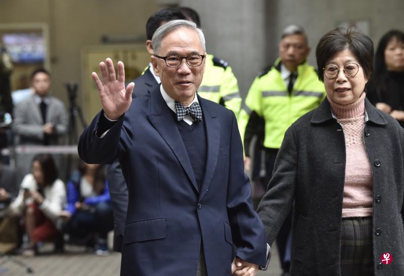 上诉得直后,正在欧洲外游的曾荫权昨天发表声明说,七年缠讼终于完结,他的内心满溢感恩。图为曾荫权(左)今年1月刑满出狱的档案照片。(中通社) 上诉得直后,正在欧洲外游的曾荫权昨天发表声明说,七年缠讼终于完结,他的内心满溢感恩。图为曾荫权(左)今年1月刑满出狱的档案照片。(中通社)