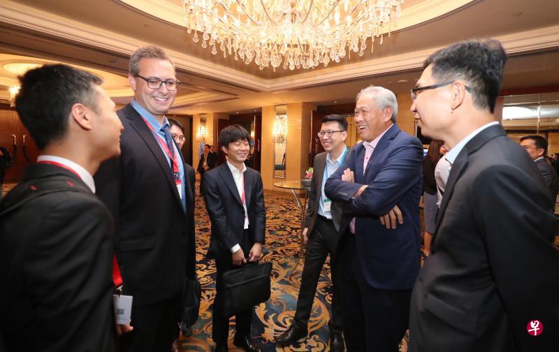 国防部长黄永宏医生(右二)认为,颠覆性科技冲击各国军队,军队须重整以应付捍卫国土的传统任务,以及网袭等跨国威胁。( 陈来福摄) 国防部长黄永宏医生(右二)认为,颠覆性科技冲击各国军队,军队须重整以应付捍卫国土的传统任务,以及网袭等跨国威胁。( 陈来福摄)