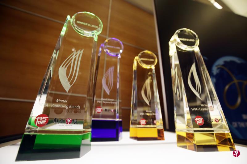 2019年新加坡金字品牌奖(Singapore Prestige Brand Award 2019,简称SPBA)奖座。由中小企业商会和《联合早报》联办的第18届新加坡金字品牌奖,主题是“金字品牌,启迪未来”。(档案照) 2019年新加坡金字品牌奖(Singapore Prestige Brand Award 2019,简称SPBA)奖座。由中小企业商会和《联合早报》联办的第18届新加坡金字品牌奖,主题是“金字品牌,启迪未来”。(档案照)