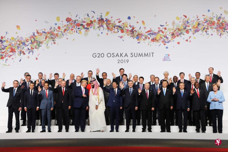 G20大阪峰会领导人站位藏玄机,东道主日本首相安倍晋三(前排中)左右分别是下届和上届主办国领袖。中国国家主席习近平(前排右四)与美国总统特朗普(前排左五)并没有站在一起。(法新社)) G20大阪峰会领导人站位藏玄机,东道主日本首相安倍晋三(前排中)左右分别是下届和上届主办国领袖。中国国家主席习近平(前排右四)与美国总统特朗普(前排左五)并没有站在一起。(法新社))