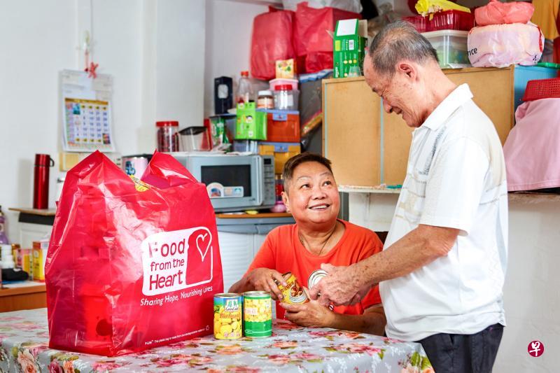本地非盈利慈善组织“善粮社”分发食品包帮助有需要的家庭和乐龄人士。 本地非盈利慈善组织“善粮社”分发食品包帮助有需要的家庭和乐龄人士。