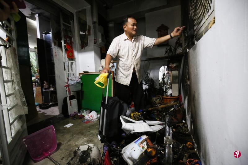 廖伟强在组屋走廊堆放的杂物又引发火患,令他对邻居深感抱歉,声称不再收集旧物,会另找兼职工。(陈斌勤摄) 廖伟强在组屋走廊堆放的杂物又引发火患,令他对邻居深感抱歉,声称不再收集旧物,会另找兼职工。(陈斌勤摄)