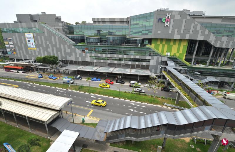 送餐员骑电动踏板车在Nex购物中心送餐,结果撞倒一名三岁男童,导致他头部撞地受伤。(档案照) 送餐员骑电动踏板车在Nex购物中心送餐,结果撞倒一名三岁男童,导致他头部撞地受伤。(档案照)