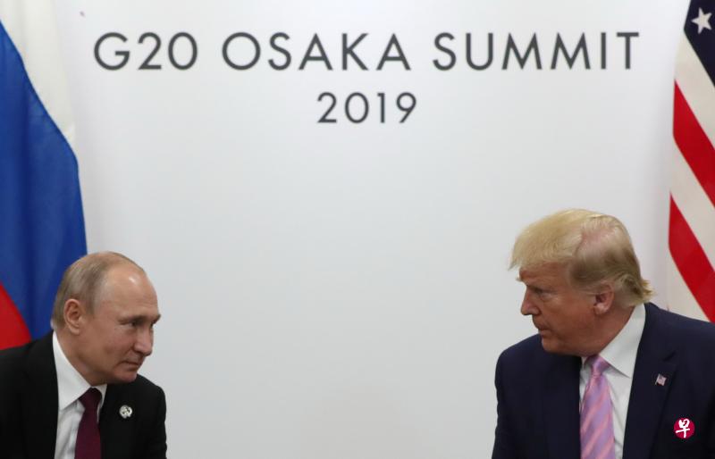 2019年6月28日,俄罗斯总统普京(左)和美国总统特朗普在大阪的二十国集团峰会期间会晤。(法新社) 2019年6月28日,俄罗斯总统普京(左)和美国总统特朗普在大阪的二十国集团峰会期间会晤。(法新社)