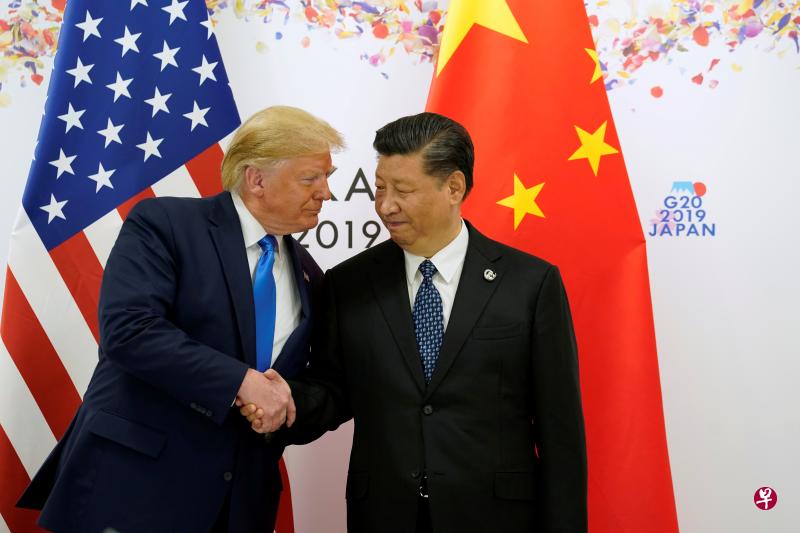 特朗普(左)与习近平今早在日本会晤时,握手问候。(路透社) 特朗普(左)与习近平今早在日本会晤时,握手问候。(路透社)