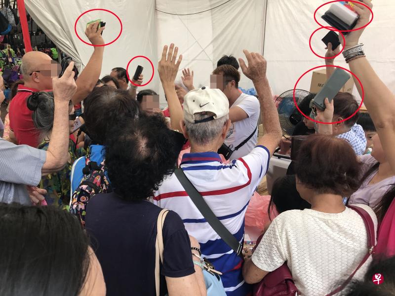 公众纷拿钱包和钱, 要抢购产品。 公众纷拿钱包和钱, 要抢购产品。