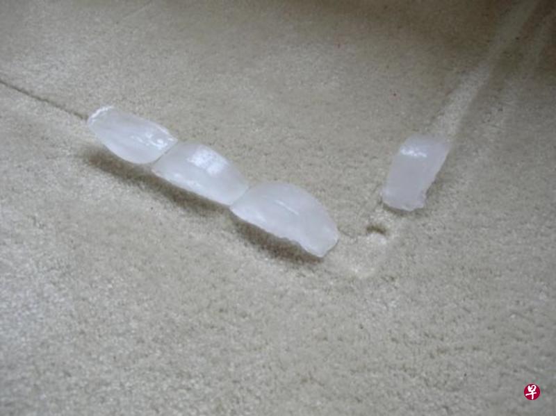 将冰块放在地毯凹陷的部分直到冰块融化,就能慢慢地把凹陷消除掉。 将冰块放在地毯凹陷的部分直到冰块融化,就能慢慢地把凹陷消除掉。