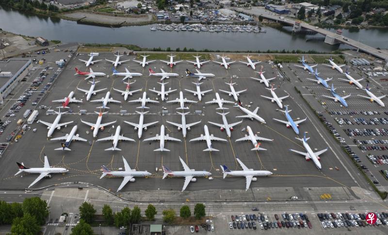 波音飞机的飞安问题引起深切关注。图为在美国西雅图波音机场隔邻地带,停放着大批被令停飞的737MAX客机。(法新社) 波音飞机的飞安问题引起深切关注。图为在美国西雅图波音机场隔邻地带,停放着大批被令停飞的737MAX客机。(法新社)