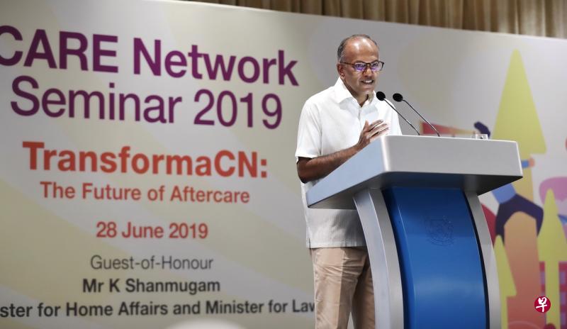 尚穆根在“关怀网络”工作研讨会上致辞时指出,嗜毒和贩毒带动其他犯罪行为,若没有毒品我国的犯罪率会更低,因此须协助嗜毒者打破这个循环。(海峡时报) 尚穆根在“关怀网络”工作研讨会上致辞时指出,嗜毒和贩毒带动其他犯罪行为,若没有毒品我国的犯罪率会更低,因此须协助嗜毒者打破这个循环。(海峡时报)