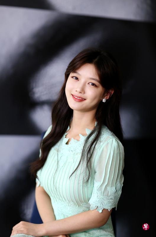 金裕贞昨天以韩国美妆品牌兰芝代言人身份来新。 金裕贞昨天以韩国美妆品牌兰芝代言人身份来新。