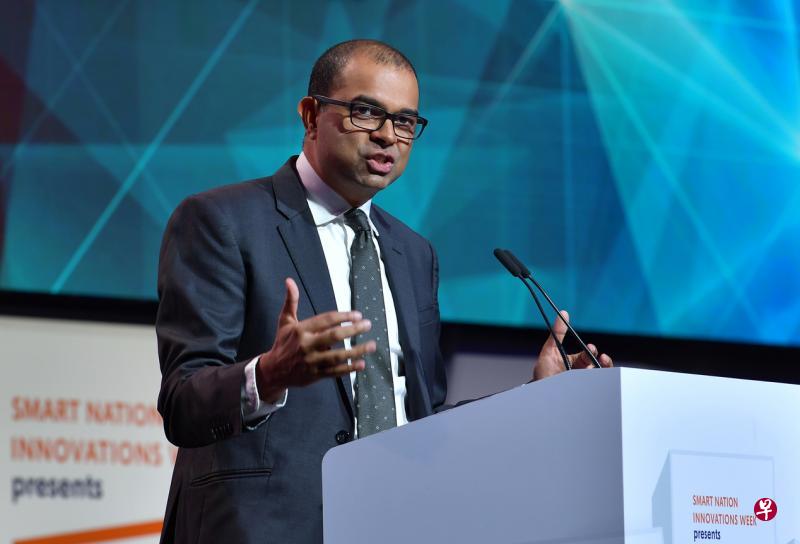 交通部兼通讯及新闻部高级政务部长普杰立医生昨天宣布推出可信数据分享框架,并指出新框架有助提高公众对私人领域的信任。(海峡时报) 交通部兼通讯及新闻部高级政务部长普杰立医生昨天宣布推出可信数据分享框架,并指出新框架有助提高公众对私人领域的信任。(海峡时报)