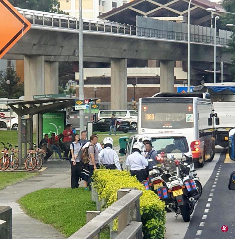 陆交局执法人员在马西岭地铁站附近的一个巴士站截查一辆汽车。(取自网络) 陆交局执法人员在马西岭地铁站附近的一个巴士站截查一辆汽车。(取自网络)