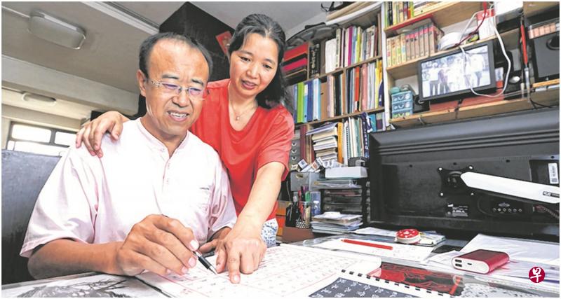 袁晓东每晚在家练习书法,妻子则帮忙打点家头事务。 袁晓东每晚在家练习书法,妻子则帮忙打点家头事务。