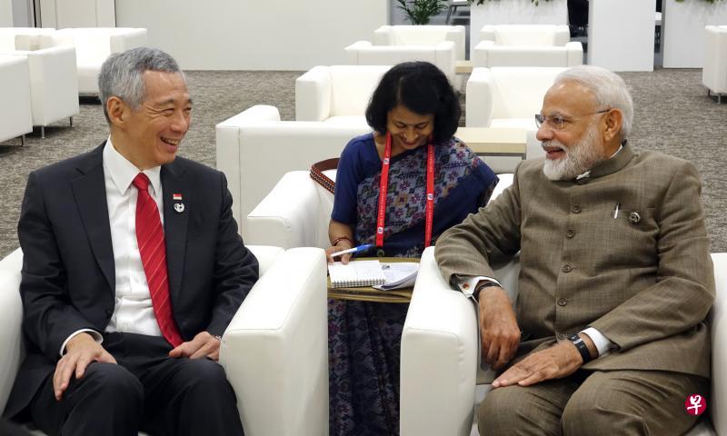 我国总理李显龙(左)与印度总理莫迪(右)昨天在二十国集团领导人峰会场边会面。两人一致认为,区域全面经济伙伴关系协定(RCEP)的完成将释放强烈信号,表明两国对多边贸易体系的承诺。(通讯及新闻部提供) 我国总理李显龙(左)与印度总理莫迪(右)昨天在二十国集团领导人峰会场边会面。两人一致认为,区域全面经济伙伴关系协定(RCEP)的完成将释放强烈信号,表明两国对多边贸易体系的承诺。(通讯及新闻部提供)