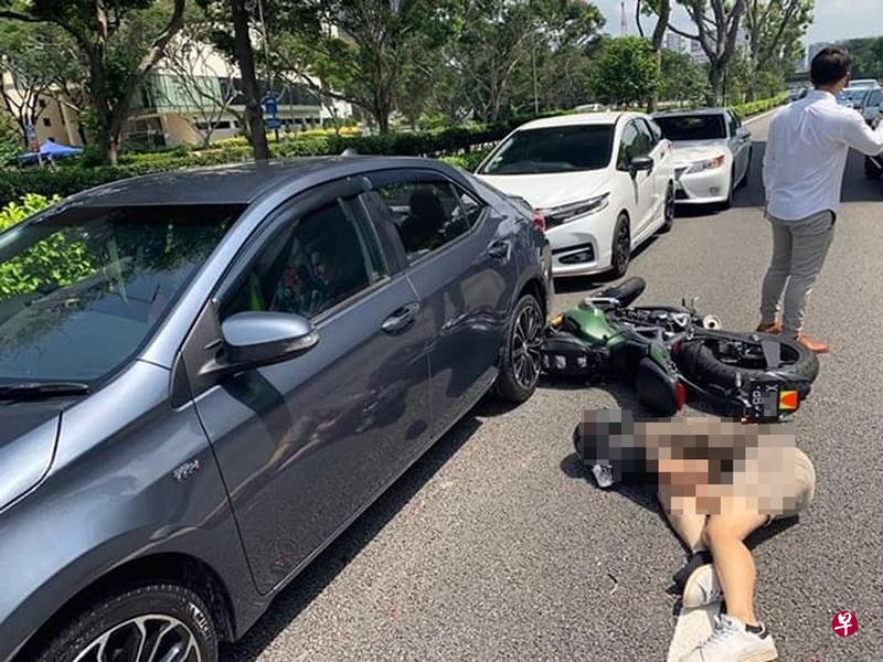 骑士倒卧在电单车旁。(取自网络) 骑士倒卧在电单车旁。(取自网络)