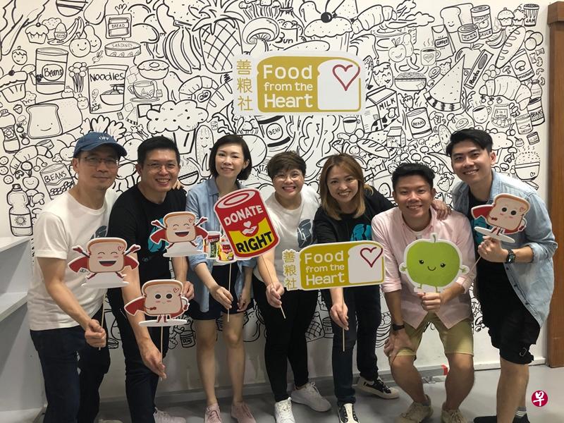 96.3好FM的DJ杰奇(左起)、国贤、丽仪和菁云(右三)昨天到访善粮社。(96.3好FM提供) 96.3好FM的DJ杰奇(左起)、国贤、丽仪和菁云(右三)昨天到访善粮社。(96.3好FM提供)