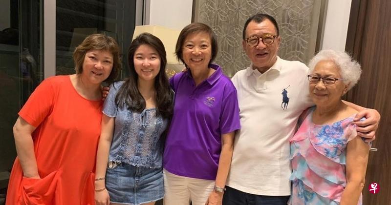经常新中港三地跑的“欢喜哥”许绍雄与义顺集选区议员李美花(中)、太太(左一)、爱女及岳母(右)欢乐聚餐,开心留影。(受访者提供) 经常新中港三地跑的“欢喜哥”许绍雄与义顺集选区议员李美花(中)、太太(左一)、爱女及岳母(右)欢乐聚餐,开心留影。(受访者提供)