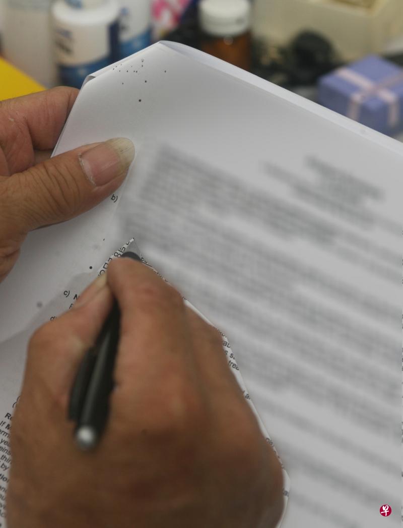 被告涉嫌伪造顾客签名,谎称顾客要提高贷款数额,骗银行交出钱。(档案示意图) 被告涉嫌伪造顾客签名,谎称顾客要提高贷款数额,骗银行交出钱。(档案示意图)