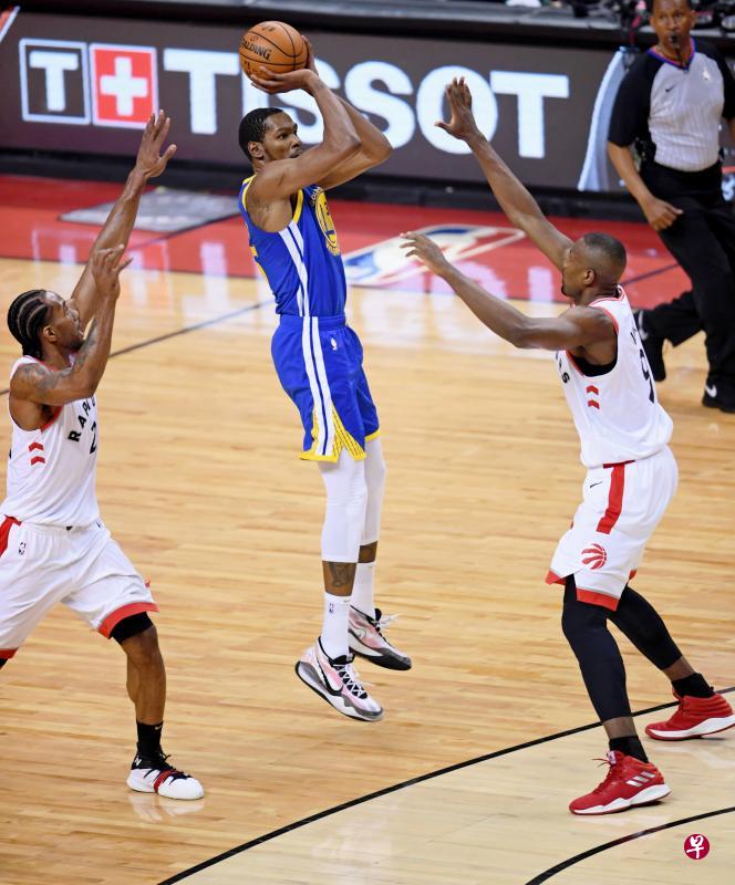 杜兰特(右)和伦纳德(左)有可能组成搭档,一同加盟纽约尼克斯或洛杉矶快艇。(今日美国) 杜兰特(右)和伦纳德(左)有可能组成搭档,一同加盟纽约尼克斯或洛杉矶快艇。(今日美国)