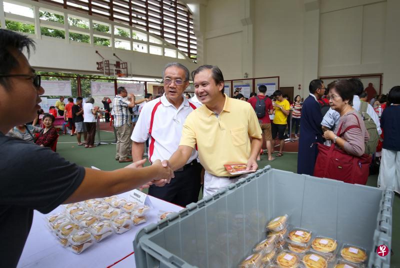 海南会馆和后港公民咨询委员会首次携手办海南文化节。图为海南会馆会长潘家海(左二)和后港基层组织顾问李宏壮(左三)与参与者交流。(李薇摄) 海南会馆和后港公民咨询委员会首次携手办海南文化节。图为海南会馆会长潘家海(左二)和后港基层组织顾问李宏壮(左三)与参与者交流。(李薇摄)