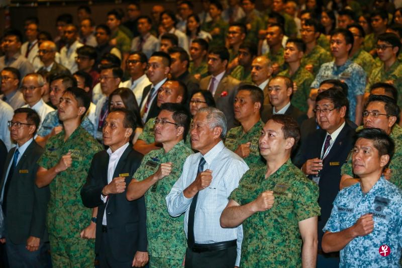 国防部长黄永宏医生(右三)出席在新加坡国立大学文化中心举行的军人节宣誓效忠仪式。陪同他出席的包括新加坡制造商总会会长符标熊(右二)和三军总长王赐吉中将(右四)。(陈斌勤摄) 国防部长黄永宏医生(右三)出席在新加坡国立大学文化中心举行的军人节宣誓效忠仪式。陪同他出席的包括新加坡制造商总会会长符标熊(右二)和三军总长王赐吉中将(右四)。(陈斌勤摄)