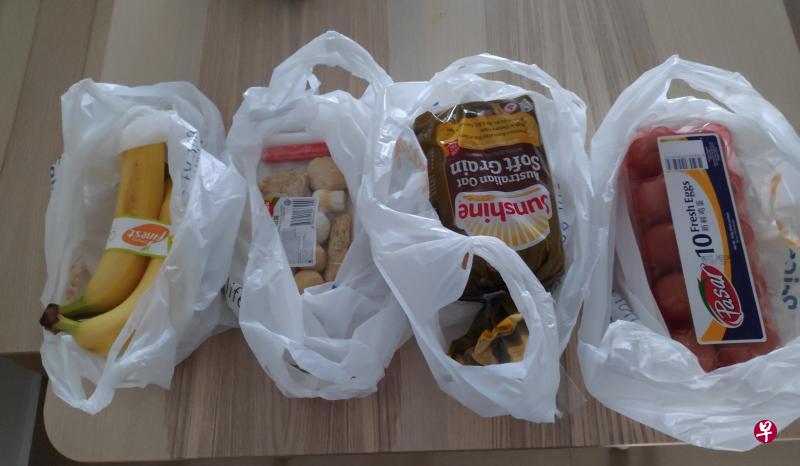 读者投函说,四件东西放四个塑料袋是不环保的举动。(读者提供) 读者投函说,四件东西放四个塑料袋是不环保的举动。(读者提供)
