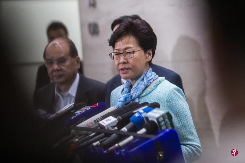 香港特首林郑在今早的记者会上强烈谴责示威者目无法纪行为,表示对违法行为将追究到底。(彭博社) 香港特首林郑在今早的记者会上强烈谴责示威者目无法纪行为,表示对违法行为将追究到底。(彭博社)