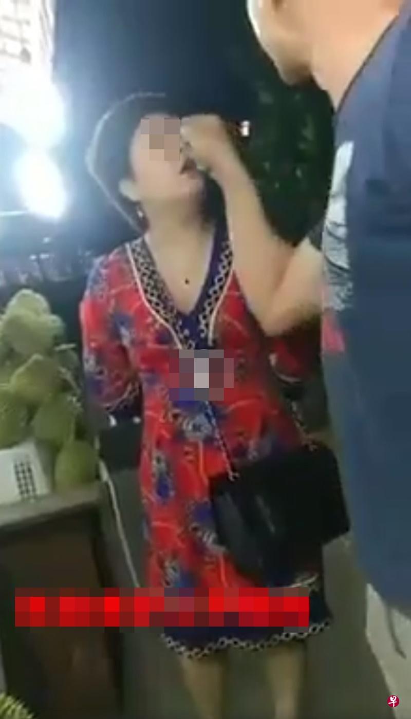 一名阿嫂被指拿不到折扣,与榴梿摊店员起争执。(互联网) 一名阿嫂被指拿不到折扣,与榴梿摊店员起争执。(互联网)
