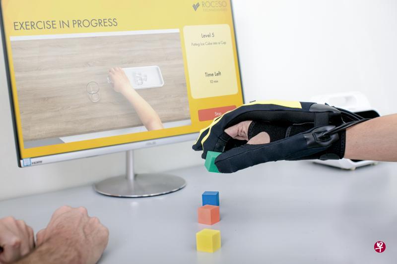 起步公司柔力康科技研发的软机器外骨骼手套可辅助中风病患进行手部复健,初步试验显示复健效果更好。(柔力康科技提供) 起步公司柔力康科技研发的软机器外骨骼手套可辅助中风病患进行手部复健,初步试验显示复健效果更好。(柔力康科技提供)