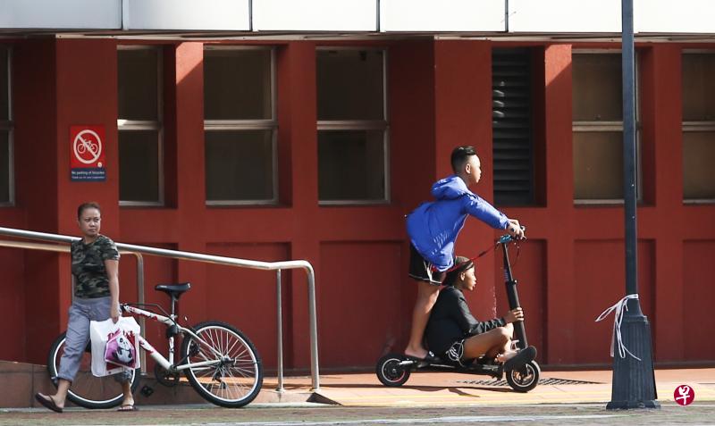 未经注册电动踏板车昨天起不能公开使用,但大巴窑仍有人骑着没注册的电动踏板车在行人道上行驶。(陈渊庄摄) 未经注册电动踏板车昨天起不能公开使用,但大巴窑仍有人骑着没注册的电动踏板车在行人道上行驶。(陈渊庄摄)