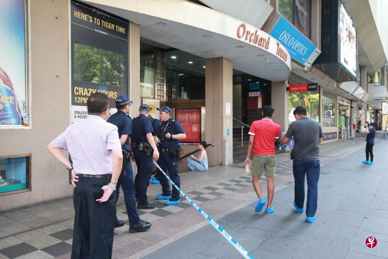 豪杰大厦发生命案,警方封锁现场,展开调查。(唐家鸿摄) 豪杰大厦发生命案,警方封锁现场,展开调查。(唐家鸿摄)