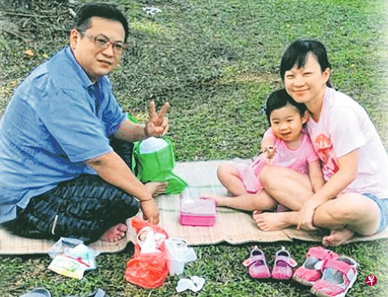 被告曾是成功的房屋经纪。 被告张锦兴与妻钟佩珊带女儿张芷宁出游照片。(档案照) 被告曾是成功的房屋经纪。 被告张锦兴与妻钟佩珊带女儿张芷宁出游照片。(档案照)