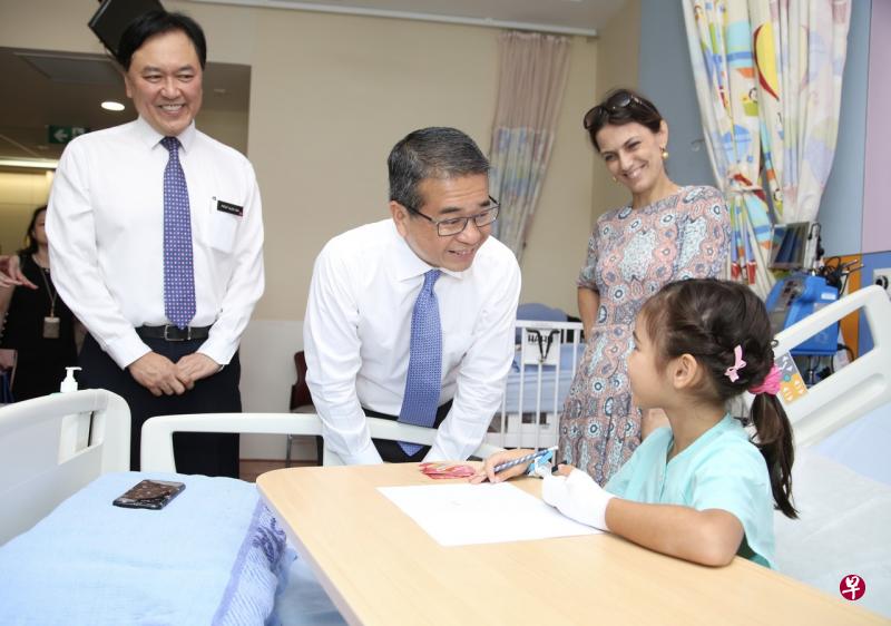 律政部兼卫生部高级政务部长唐振辉在竹脚妇幼医院。(王彦燕摄) 律政部兼卫生部高级政务部长唐振辉在竹脚妇幼医院。(王彦燕摄)