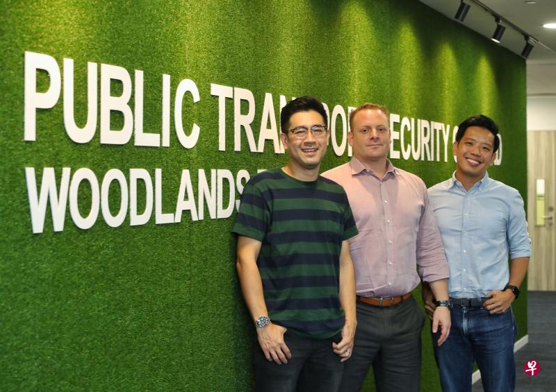 三名公众曾华仪(左起)、罗布·艾布拉姆斯和陈圣辉获警方颁“公众精神奖”,同时率先通勤加入者守望计划。(何炳耀摄) 三名公众曾华仪(左起)、罗布·艾布拉姆斯和陈圣辉获警方颁“公众精神奖”,同时率先通勤加入者守望计划。(何炳耀摄)