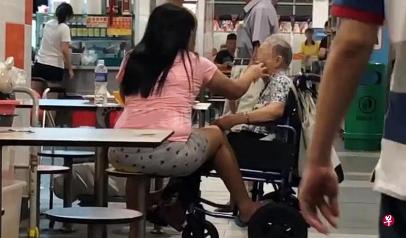 喂食后，女佣前后戳老妇的脸7次。（受访者提供） 