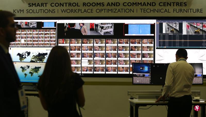 多家科技和安保公司在国际刑警国际安全会议上展出最新科技和器材,包括图中拥有脸部识别功能的智能控制室与指挥中心。(萧紫薇摄) 多家科技和安保公司在国际刑警国际安全会议上展出最新科技和器材,包括图中拥有脸部识别功能的智能控制室与指挥中心。(萧紫薇摄)