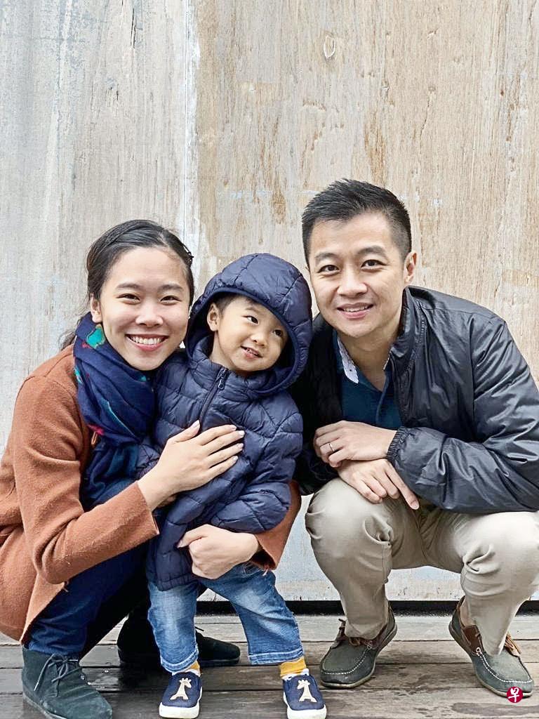 佃显俊(右)和邓翠婷的两岁儿子佃正勇患有非常罕见的先天性胆汁酸合成障碍,每个月的医药费在扣除保健基金资助后还要大约4000元。他们能从一笔新的罕见病症基金受惠。(受访者提供) 佃显俊(右)和邓翠婷的两岁儿子佃正勇患有非常罕见的先天性胆汁酸合成障碍,每个月的医药费在扣除保健基金资助后还要大约4000元。他们能从一笔新的罕见病症基金受惠。(受访者提供)