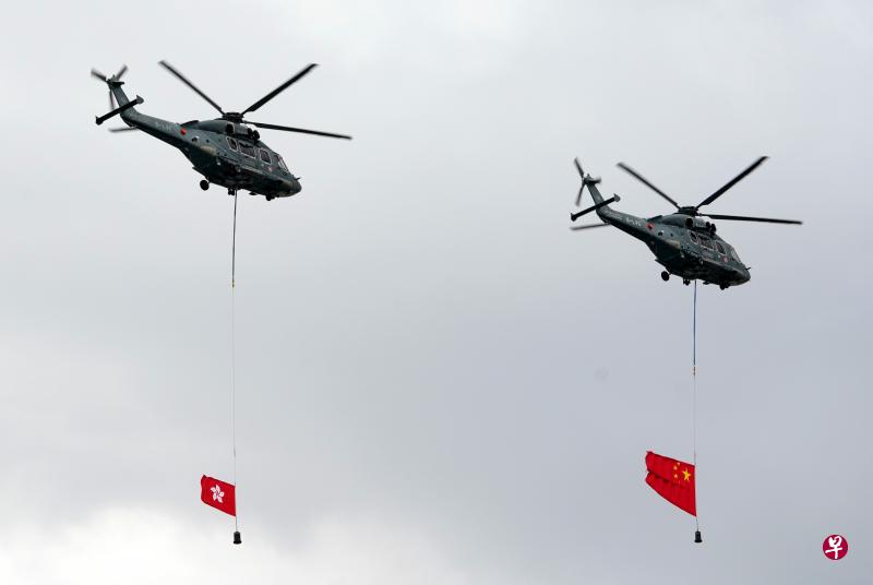 7月1日上午,香港特别行政区政府在金紫荆广场举行升旗仪式,庆祝香港回归祖国及香港特别行政区成立22周年。(中新社) 7月1日上午,香港特别行政区政府在金紫荆广场举行升旗仪式,庆祝香港回归祖国及香港特别行政区成立22周年。(中新社)