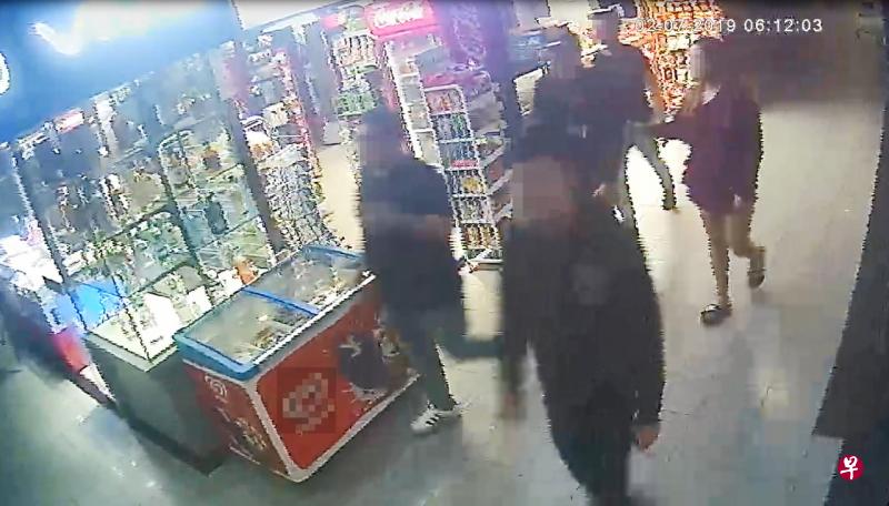 附近店家的电眼捕捉到案发前,嫌凶一帮人走向案发地点的画面。(读者提供) 附近店家的电眼捕捉到案发前,嫌凶一帮人走向案发地点的画面。(读者提供)