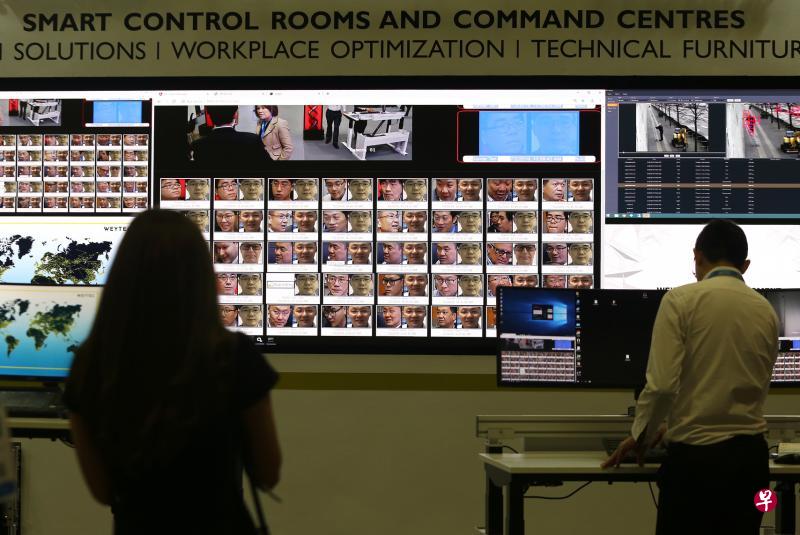 不少科技和安保公司在国际刑警国际安全会议上展出最新科技和器材,包括图中拥有脸部识别功能的智能控制室与指挥中心。(萧紫薇摄) 不少科技和安保公司在国际刑警国际安全会议上展出最新科技和器材,包括图中拥有脸部识别功能的智能控制室与指挥中心。(萧紫薇摄)