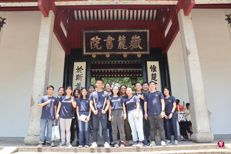 在千年学府岳麓书院门前合影。(国大提供) 在千年学府岳麓书院门前合影。(国大提供)