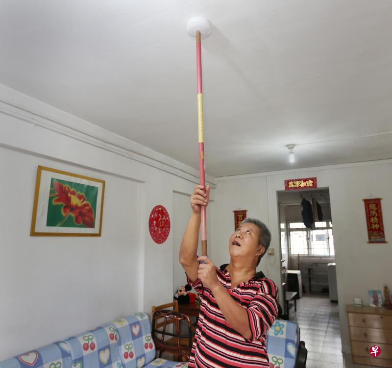 曾耀润认为家用防火警报器大大提升住家防火安全,并示范如何能在误报时轻松重启警报器。(陈勇智摄) 曾耀润认为家用防火警报器大大提升住家防火安全,并示范如何能在误报时轻松重启警报器。(陈勇智摄)