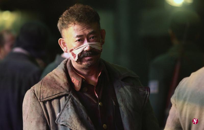 中国演员姜武《八佰》演出战场小人物张铁。(邵氏提供) 中国演员姜武《八佰》演出战场小人物张铁。(邵氏提供)